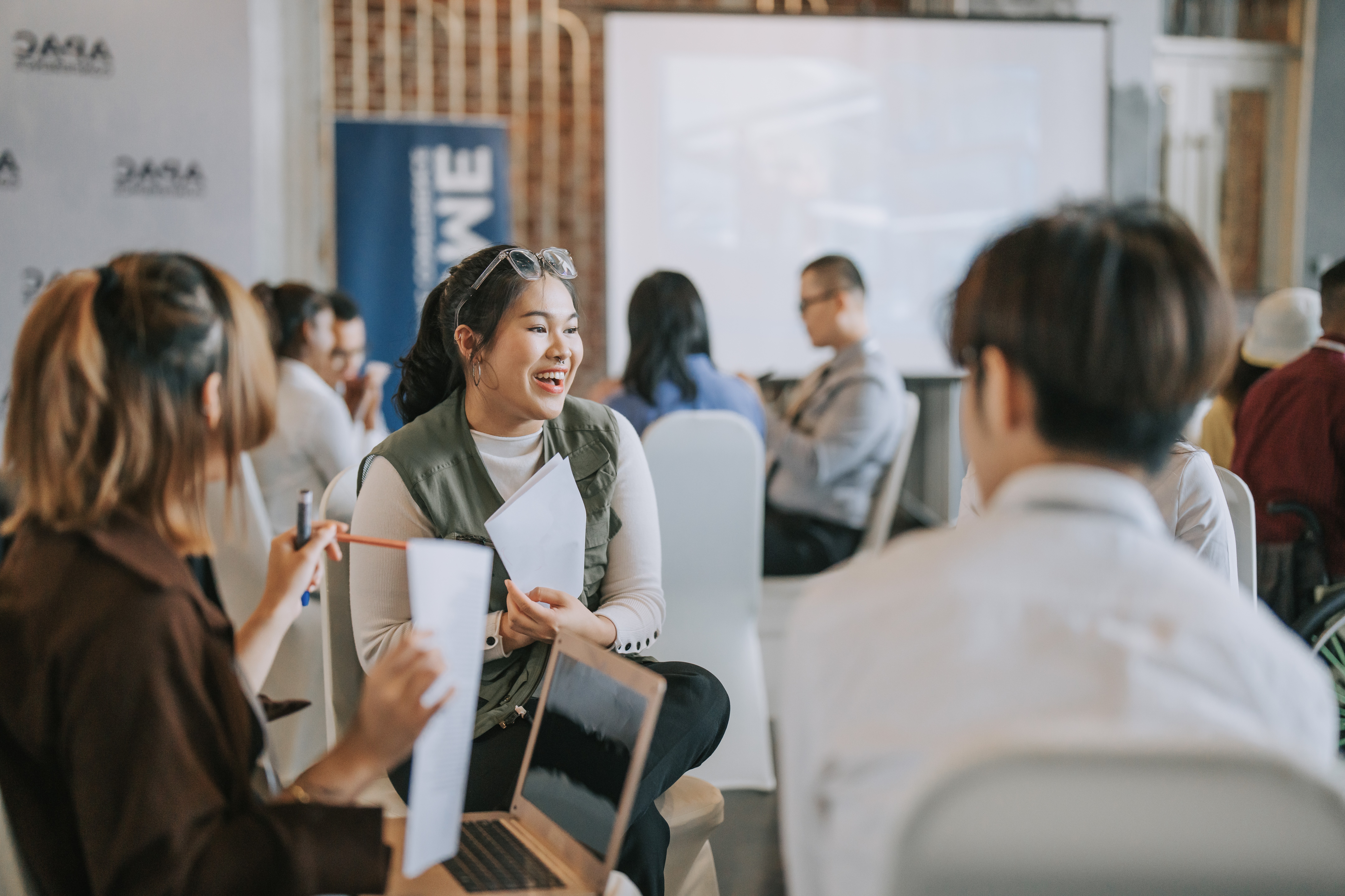 Vrouwelijke student die samen werkt met andere studenten