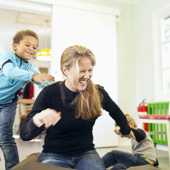 Au Pair spelend met twee kinderen