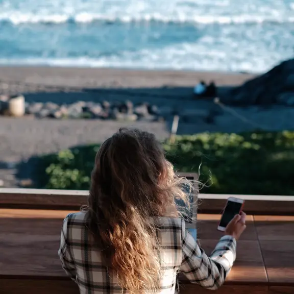 Digital Nomad werken aan strand