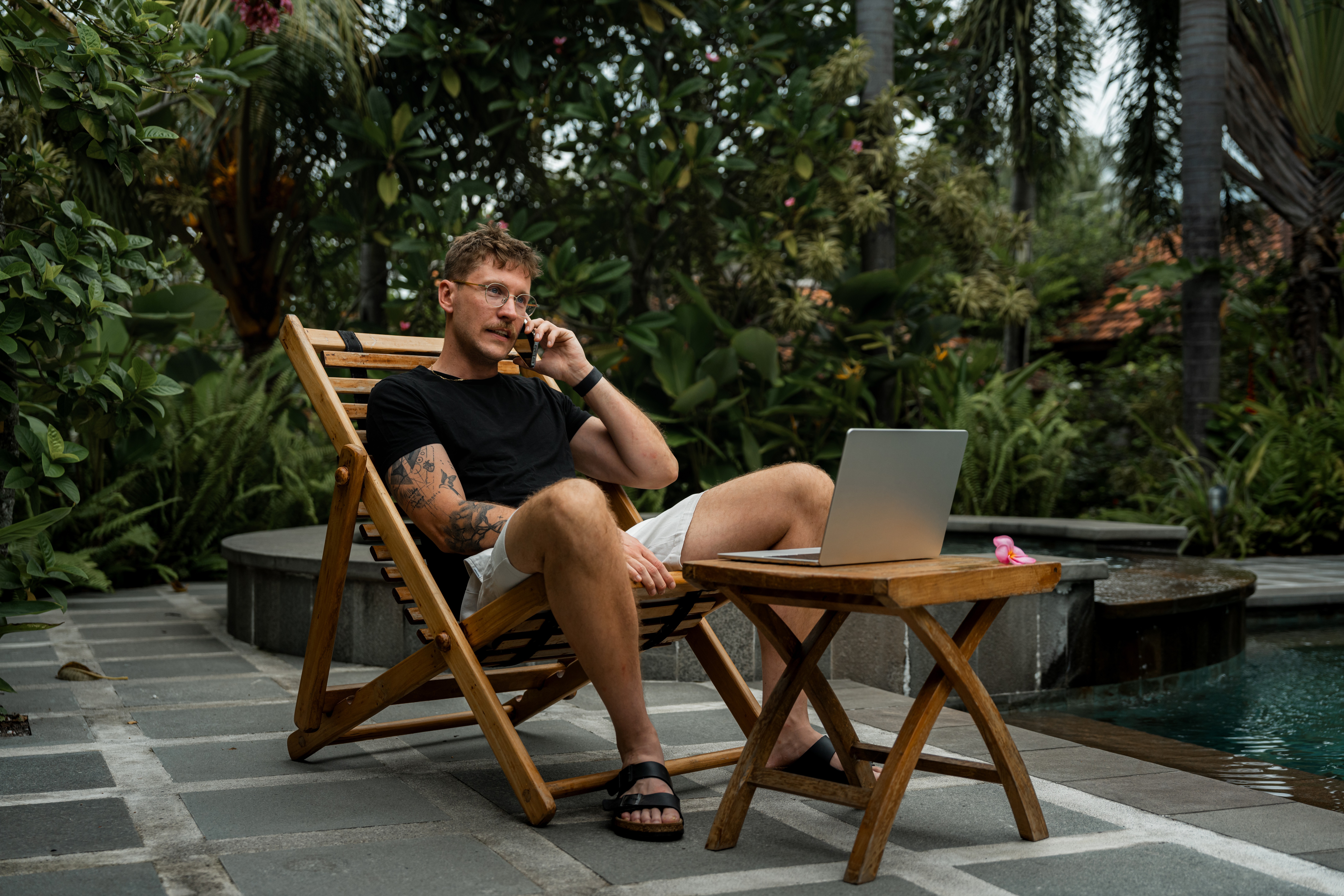 Expat Werken Aan Zwembad 