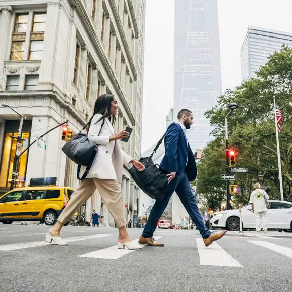 Expat die werkt in een caffee