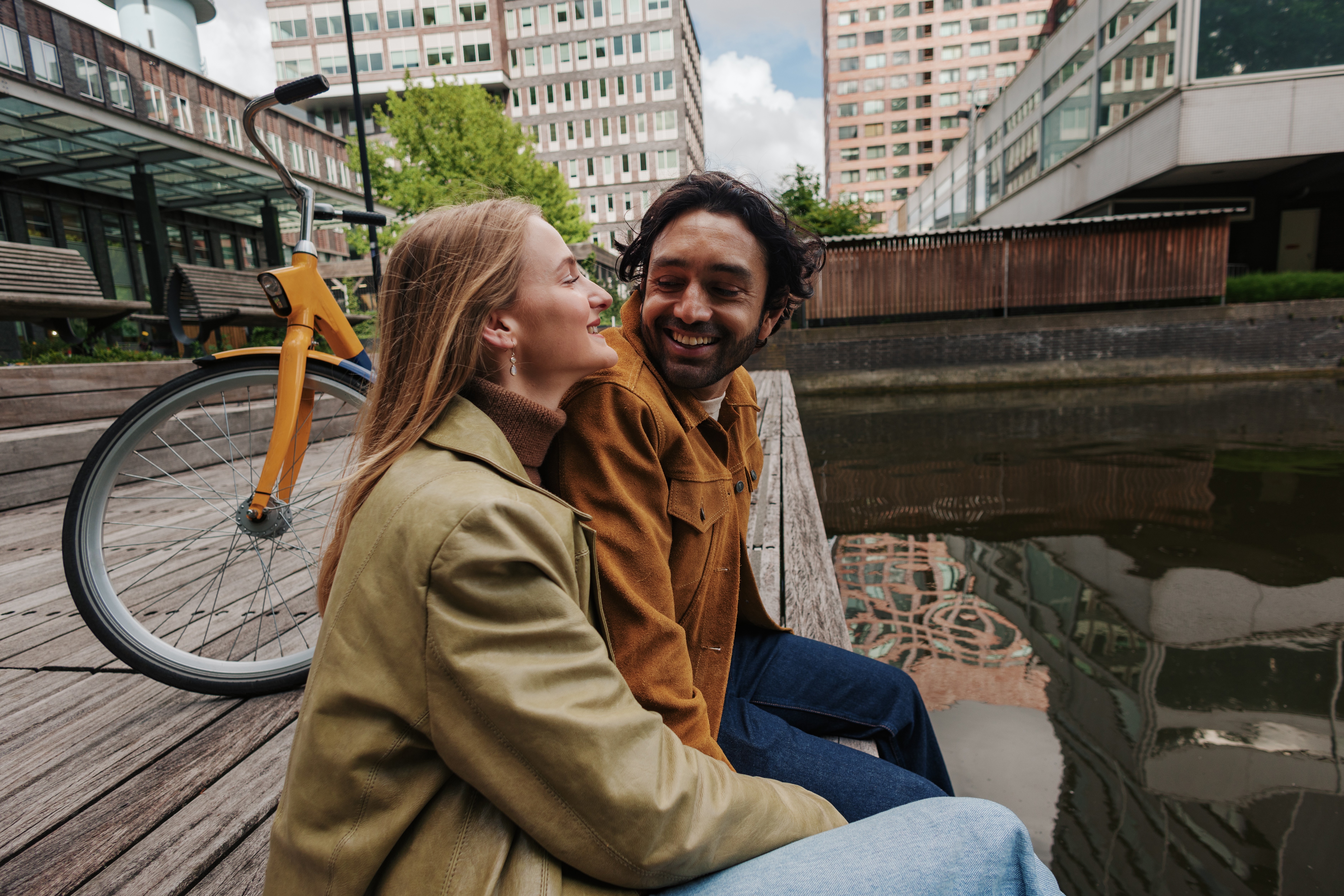 Twee mensen die elkaar weer ontmoeten na een lange tijd