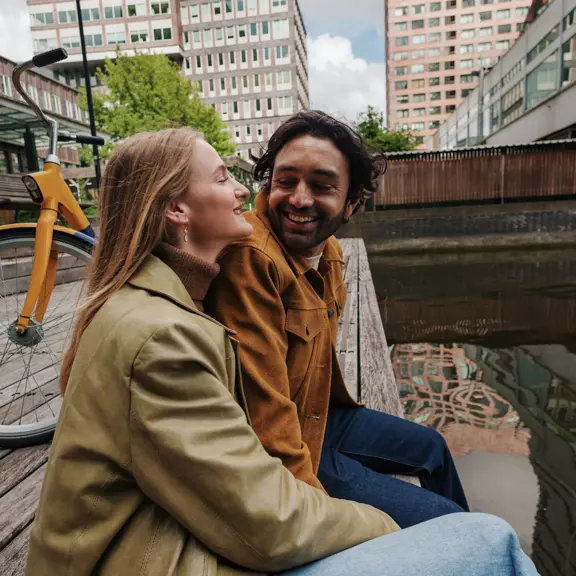 Twee mensen die elkaar weer ontmoeten na een lange tijd